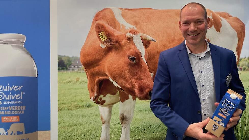 Commercieel manager Edwin Crombags: „We kregen steeds vaker vragen van consumenten naar melk van boeren die de kalfjes langer bij de koe laten lopen.”