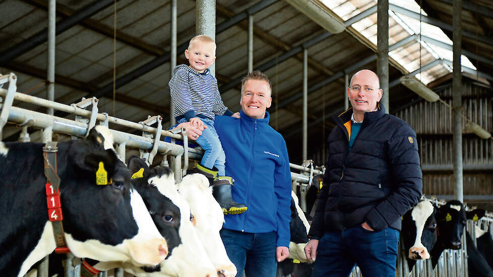 Veehouder Arjan Zandvoort (links met zoontje) en directeur Eric Kleissen. „Duurzaam initiatief Markelo Noord is een mooi project van boeren dat wij als De Land Bouwers Twente steunen.”