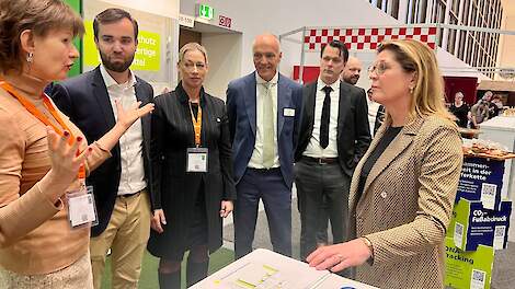 Van links naar rechts: Gemma Willemse (Nederlandse Dierenbescherming), Vincent Bolwerk (Deloitte), Susanne Maasen (Nederlandse Dierenbescherming), Dr. Bert Urlings (Vion), Leon Cuypers (Vion) en Minister van der Wal.