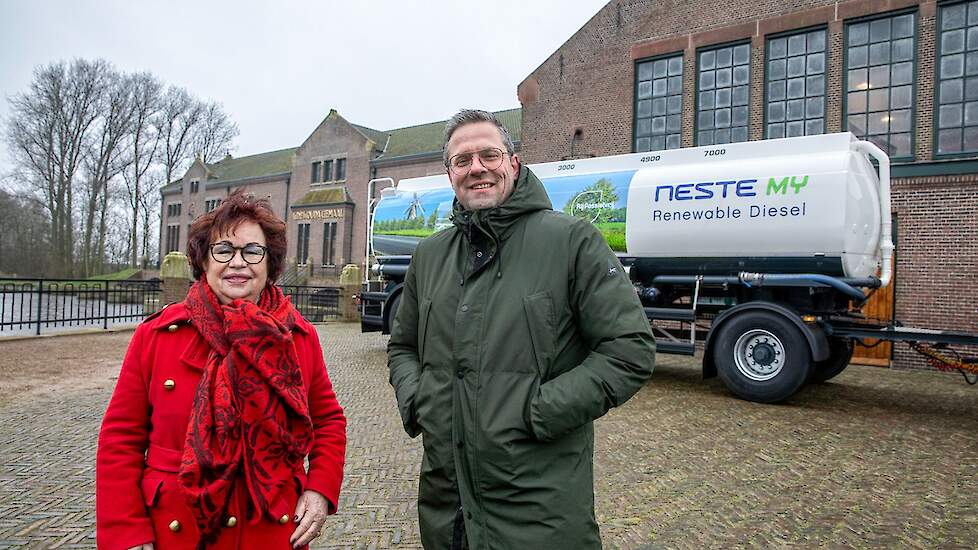 Dagelijks bestuurslid Annet van der Hoek (Wetterskip Fryslân) en Vincent van Maurik (Future Fuels) bij het bijvullen van de opslagtanks.