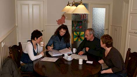 Anja Derks (tweede van links) begeleidt een sollicitatiegesprek in Wanroij bij de varkenshouders Martien en Petra van de Steeg (rechts) met sollicitante Bianca Raaijmakers (l).