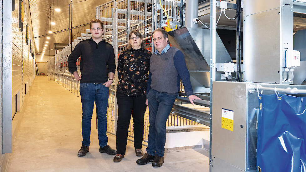 Familie Kramer bouwde een nieuwe stal voor biologische legouderdieren. De stal bestaat uit twee even grote afdelingen voor ieder 6.000 hennen zodat ze zowel witte als bruine kippen kunnen opzetten.