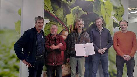 V.l.n.r. bestuursleden van Bioplant: Thieu Corsten, Jan Knook, Henk Klompe, Chris Antuma en Wouter Klaasse Bos.