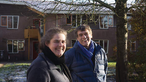 Annette Harberink, directeur Stichting Warmonderhof, leidt Martin von Mackensen rond op de Warmonderhof.
