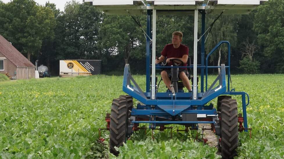 Bastian van der Veen demonstreert de elektrische trekker/werktuigdrager op zijn akkerbouwbedrijf.