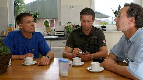 Rainier van Gelderen (midden) en André Klemans (rechts)spreken de veranderingen door met Frank van Dijk.