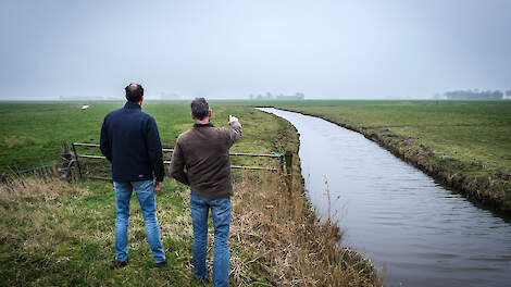 Fije Bosch (links) en Egbert Wieringa zijn boeren die land hebben in de Medenertilsterpolder.