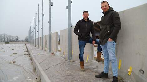 Rick ter Haar (links) en Jeroen Schuldink startten naast hun baan een nieuw varkensbedrijf. In Eibergen bouwen ze een Zonvarken-bedrijf.
