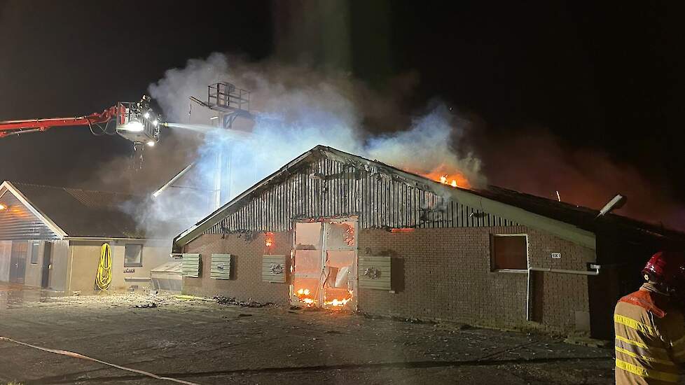 De brandweer voorkwam dat het vuur oversloeg naar een naastgelegen stal.
