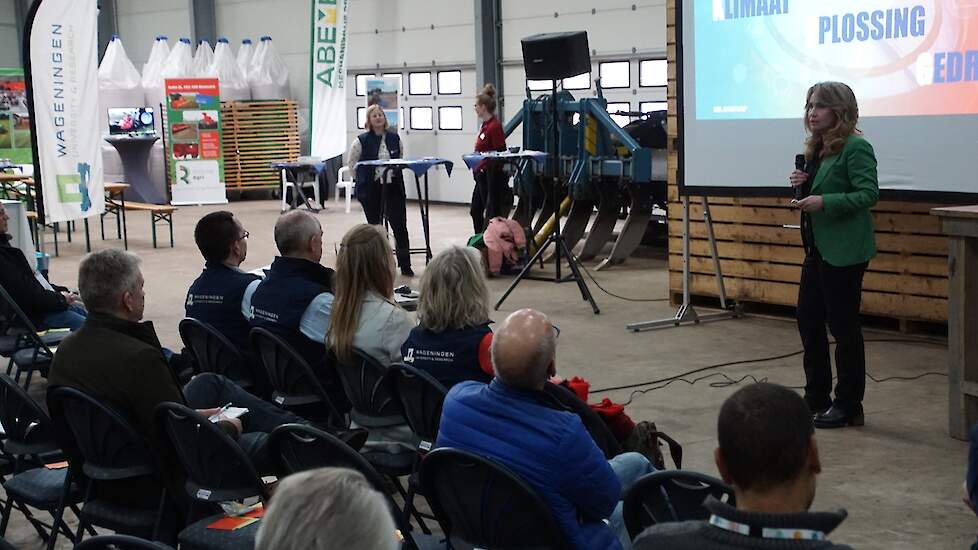 Op proefbedrijf Vredepeel was op 16 februari de praktijkbijeenkomst van Leve(n)de Bodem Brabant. RTL-weervrouw Helga van Leur sprak daar over bodem en klimaat.