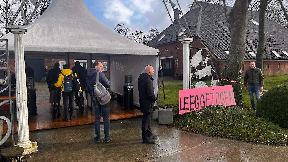 Het bord met de tekst 'leeggezogen' is als protest neergezet bij een aankomsttent voor mensen die de presentatie van de enquêtecommissie mochten houden over zestig jaar gaswinning in Groningen.