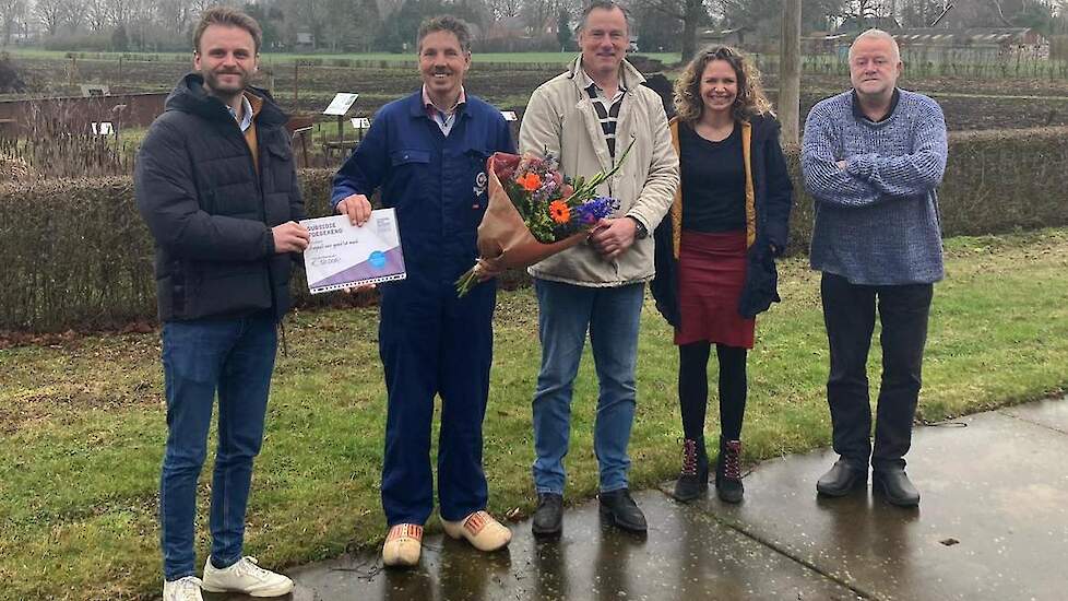 Wethouder Tom Oomen van de gemeente Deurne overhandigde de cheque op 23 februari aan de initiatiefnemers.