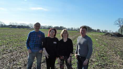 Peter Besten, Jolanda Kieftenbeld, Ida Besten en Otto Wiggers (vlnr) zijn vier van de Haarlese boeren die meewerken aan de vereniging in oprichting ‘Noaboerschap Haarle’.