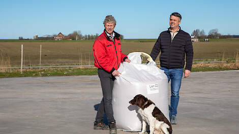Akkerbouwer Kees van de Bos (links) teelt samen met melkveehouder Frans Antonides haver voor havermelk van FrieslandCampina.
