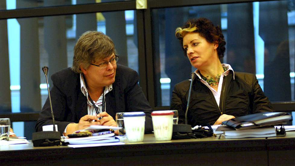 Minister Gerda Verburg (rechts, hier in gesprek met Annemie Burger, directeur-generaal van LNV, tijdens het Dierenwelzijnsdebat eind vorige maand) geeft de varkenshouderij vijftien jaar de tijd om te verduurzamen.
