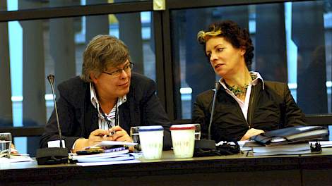 Minister Gerda Verburg (rechts, hier in gesprek met Annemie Burger, directeur-generaal van LNV, tijdens het Dierenwelzijnsdebat eind vorige maand) geeft de varkenshouderij vijftien jaar de tijd om te verduurzamen.