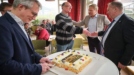 Gedeputeerde Berend Potjer snijdt de taart aan, terwijl v.l.n.r. hoogheemraad Marcel Vissers, provinciehoofd Staatsbosbeheer Zuid-Holland Nick de Snoo en wethouder Peter Hennevanger elkaar feliciteren met het ondertekenen van de samenwerkingsovereenkomst.