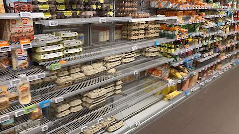 De afgelopen weken waren de eierschappen in supermarkten regelmatig relatief leeg zoals hier bij Albert Heijn in Bodegraven (ZH) op maandag 13 februari.