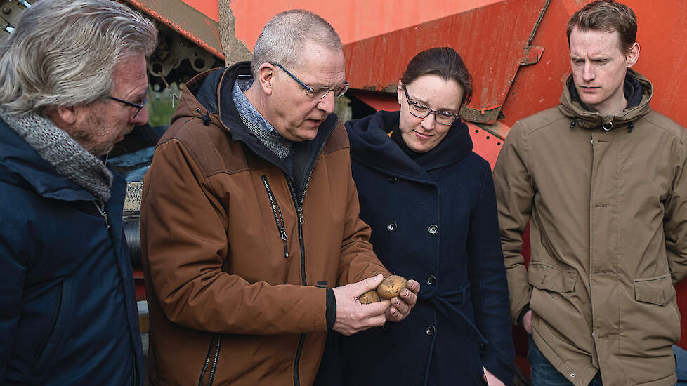 Docent Basiscursus Akkerbouw en Vollegrondsgroenteteelt Hendrik Schouwenaar geeft praktische uitleg over de aardappelteelt.