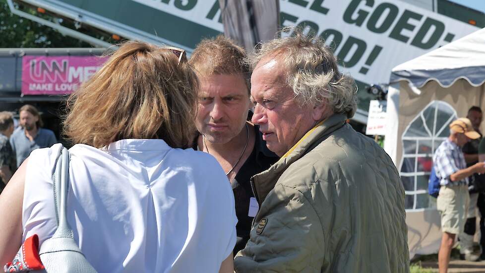 Henk Bleker (rechts) tijdens het boerenprotest in Stroe in juni onder meer in gesprek met Mark van den Oever (FDF).