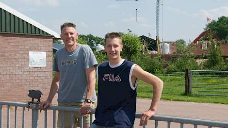 Bart (l) en Jasper Pierik op het erf van hun huidige locatie. Op de achtergrond bij de hijskraan zijn de gevels van het huis en de twee stallen te zien.