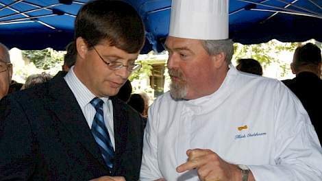 Premier Jan Peter Balkenende laat zich informeren over saté op de parlementaire barbecue, georganiseerd door de productschappen PVE.