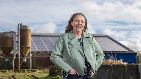 Mieke van den Hengel voor de zonnepanelen op de stal. Via een energiecoöperatie stelt ze het dak beschikbaar.