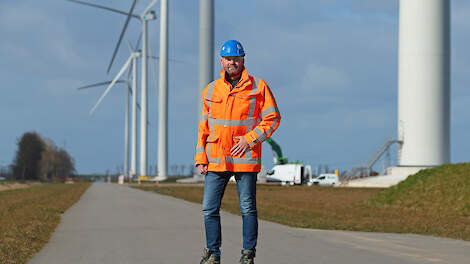 Naast het directeurschap van SwifterwinT heeft Stephan de Clerck een aandeel in een akkerbouwbedrijf. Ook dat bedrijf heeft windmolens op het land.