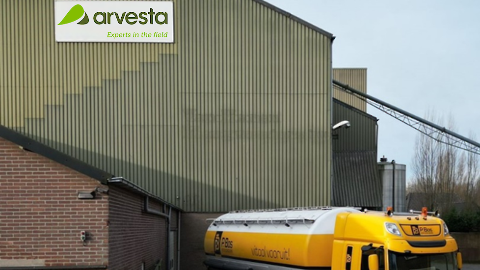 P. Bos veevoeders laat haar biologische legpluimveevoer voortaan in de voerfabriek van Arvesta in het Gelders Balgoij produceren.