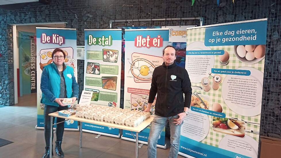 Legpluimveehouders Léon Jansen uit het Zeeuwse Schore en Gerrie Brouwers uit het Utrechtse Lopikerkapel deelden vorige week zaterdag 350 doosjes met 6 eieren uit aan bezoekers van museum Corpus in Oestgeest (ZH).