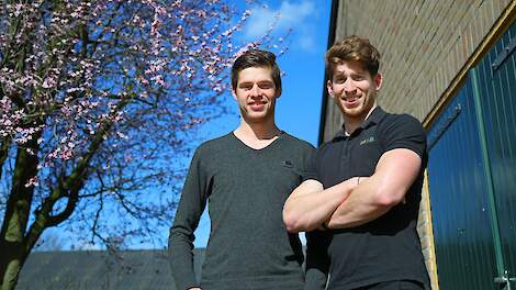 Ruud (26, links) en zijn jongere broer Roel (23) Smits namen het vleeskuikenouderdierenbedrijf eind 2020 over van Michel en zijn vrouw Marian Knoops.