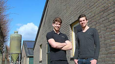 Ruud Smits (rechts) runt samen met zijn broer Roel een vleeskuikenouderdierenbedrijf in Someren-Eind (NB).