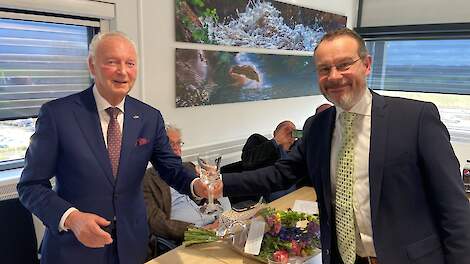 Paul van der Krabben krijgt, volgens eeuwenoude waterschapstraditie, de Roemer - een speciaal gelegenheidsglas - uitgereikt door dijkgraaf Mario Jacobs.