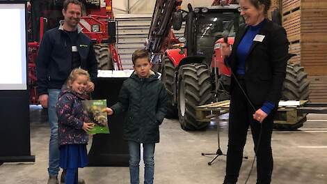 Het eerste exemplaar werd uitgereikt aan de 'boeren van de toekomst' Lenna en Dymer Talsma.