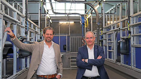 Roy Strikkeling, marketing- en projectmanager bij Topigs Norsvin en Jean-Marie van Oort,directeur van Varkens KI Nederland (vlnr).