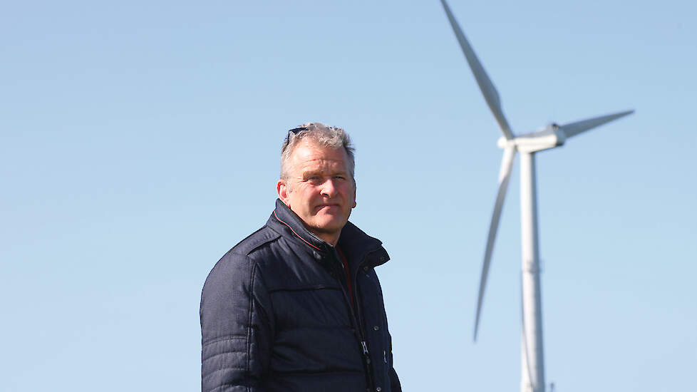 Pluimveehouder Douwe de Jong uit Parrega (FR) bij zijn windmolen.