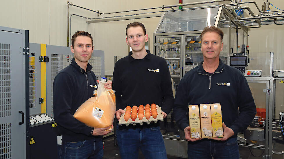 V.l.n.r. Stef, Max en Peter Vermeulen met de eieren en eiproducten voor de nieuwe Oettel-afvulmachine.