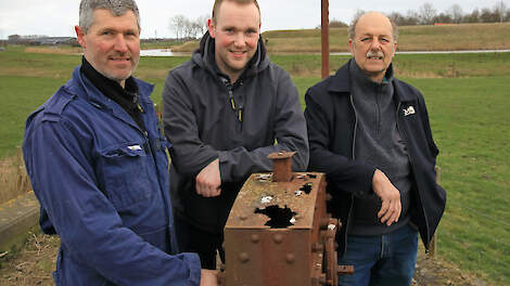 (Vlnr) Melkveehouders Nico en Teun van Tunen en Jan Uitenhuis halen al een ammoniakreductie door managementmaatregelen.
