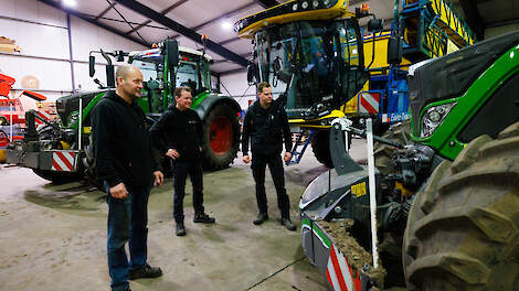 Zonen Bern (midden) en Joost (rechts) runnen samen met vader Jos (links) het akkerbouwbedrijf. Sinds intreding van de volgende generatie is het bedrijf gegroeid naar 400 hectare.