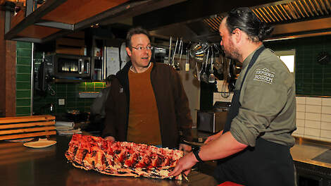 Dennis Rerink (links) bij het vlees van zijn eigen runderen, dat vanaf dit jaar allemaal via Erve Bossom wordt vermarkt.