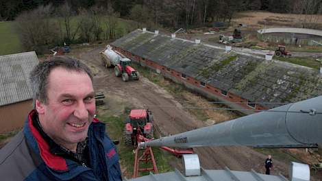 Jan Groot Boerle heeft op de torensilo goed zicht op zijn bedrijf.