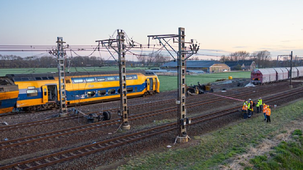 Beeld van het treinongeval zoals dat is verspreid door ProRail. Op de achtergrond de boerderij van de mts. Van Vliet.