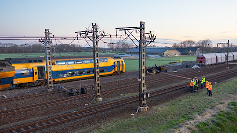 Beeld van het treinongeval zoals dat is verspreid door ProRail. Op de achtergrond de boerderij van de mts. Van Vliet.