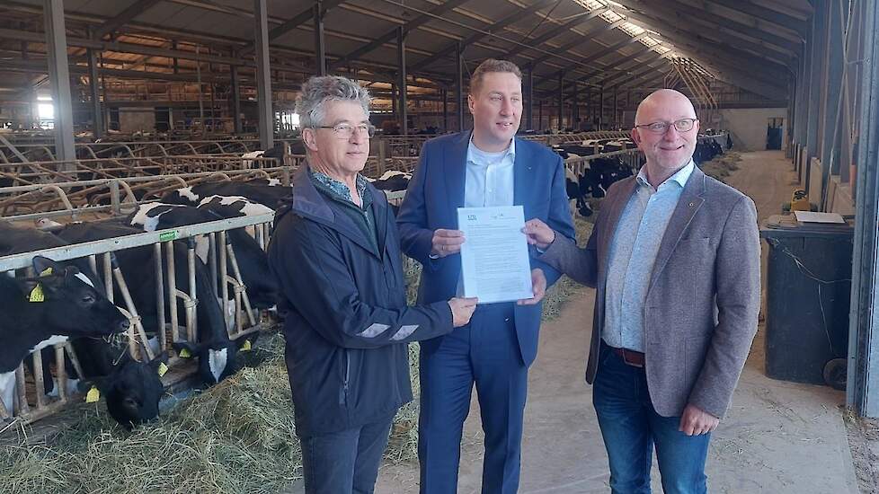 De Green Paper Flevoland wordt bij melkveehouder Maarten Burgmans door Arnold Michielsen (links) en Peter Bentum (rechts) overhandigd aan gedeputeerde Harold Hofstra.