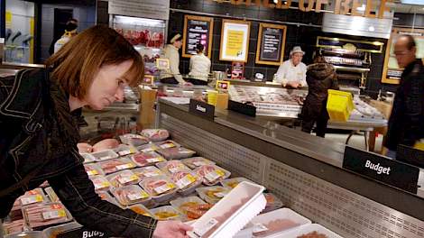Supermarktketen Jumbo probeert met het concept World of Beef de vleesliefhebber terug in de supermarkt te krijgen. Terwijl de klant winkelt, wordt het vlees bereid.