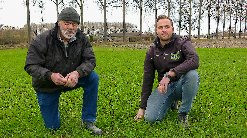 Jan Piet van Cadsand (akkerbouwer) en Pol van de Vijver (akkerbouwadviseur CZAV)