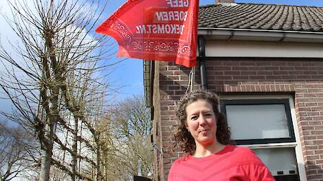 Leghennenhoudster Mariska Oving uit Odoorneveen (DR) is ambassadeur van Taboer. De campagne ‘Ik kan het zelf (niet meer)’ van Taboe(r) is maandag 20 maart gestart. Deze campagne vraagt aandacht voor de mentale gezondheid onder boeren in Nederland.