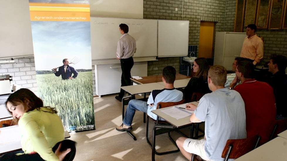 Het aantal studenten op de agrarische scholen is niet toereikend om de vraag naar personeel in de primair dierlijke sector te beantwoorden