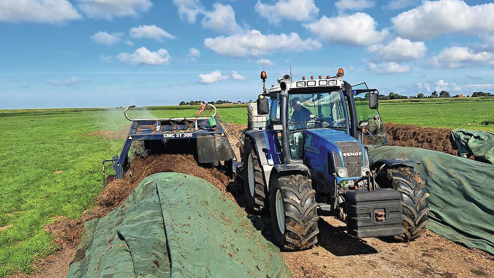 De aangevoerde groenresten worden in ongeveer 12 weken omgezet tot compost. De loonwerker gaat er zo'n 15 keer doorheen met een composteermachine.