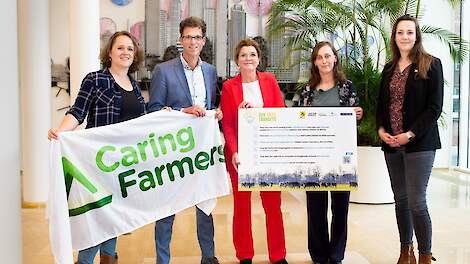 vlnr: Rike van Noord (Caring Farmers), Rob van Tilburg (directeur Progamma's Natuur & Milieu), Christianne van der Wal, Lisanne Stadig (beleidsmedewerker dierenbescherming), Andrea Kuiper-Vos (hoofd Team Landelijk Gebied)